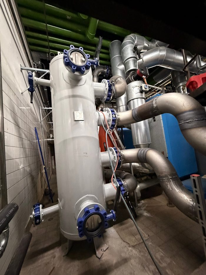 Rohrleitungen und Speicher in der umgebauten Heizzentrale der Klinik Bad Driburg